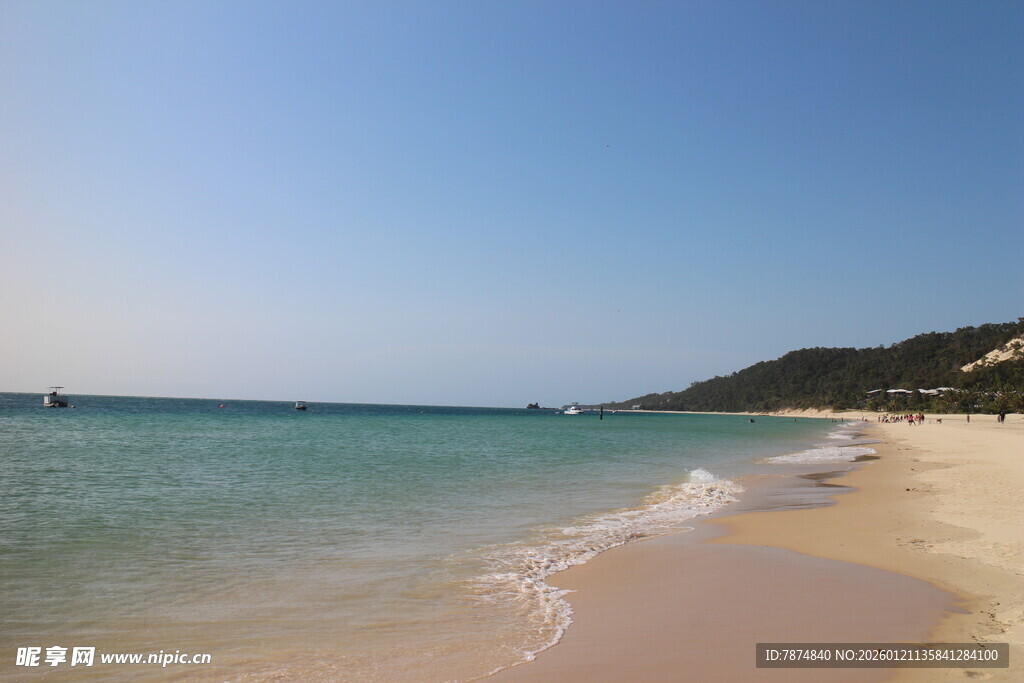 美丽沙滩与清澈海水景观