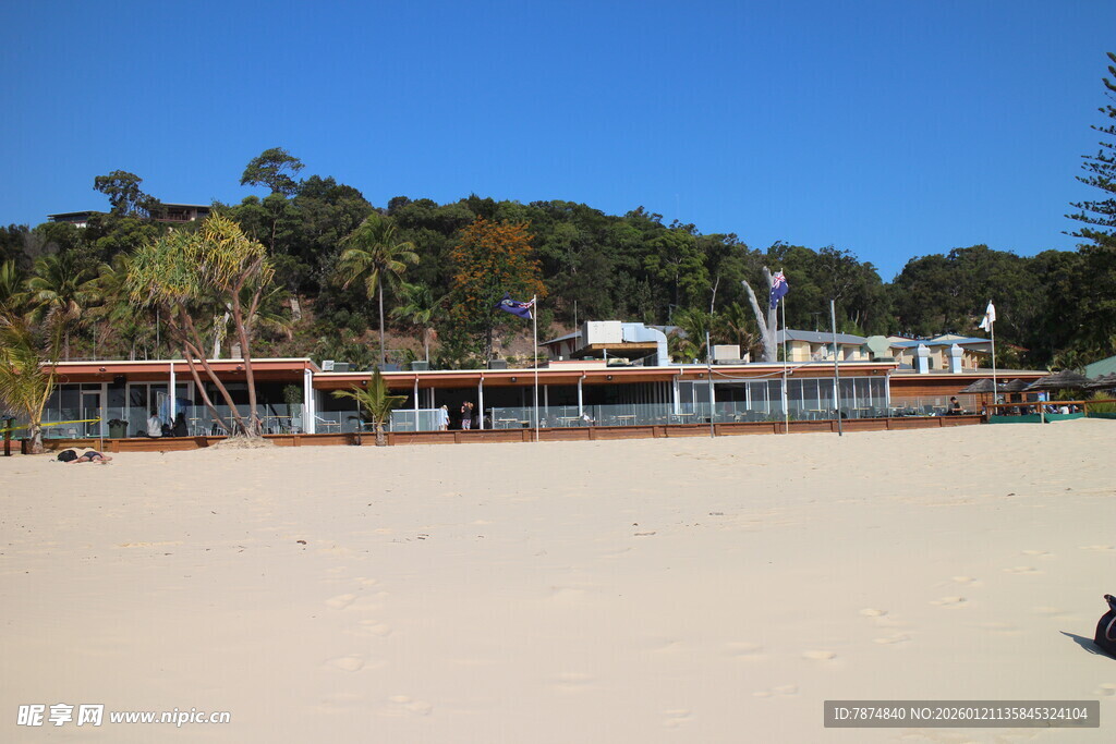 海滨沙滩旁的多彩建筑