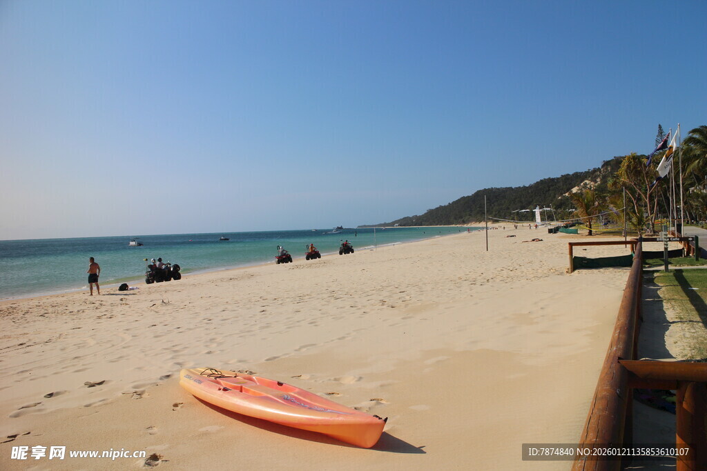 沙滩上的橙色皮划艇
