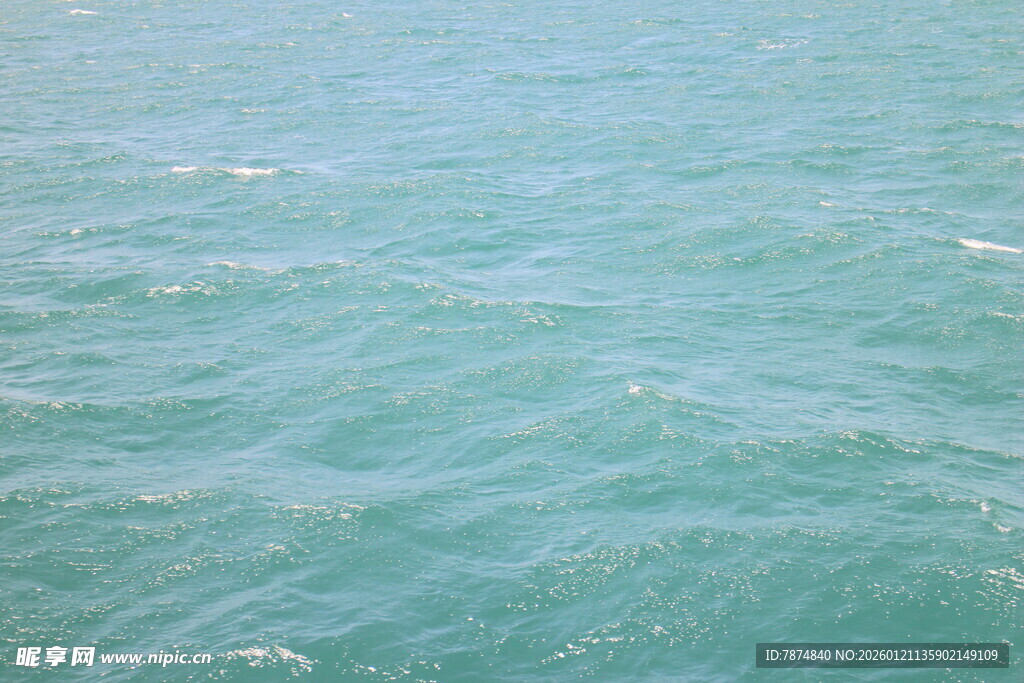 碧波荡漾的清澈海面