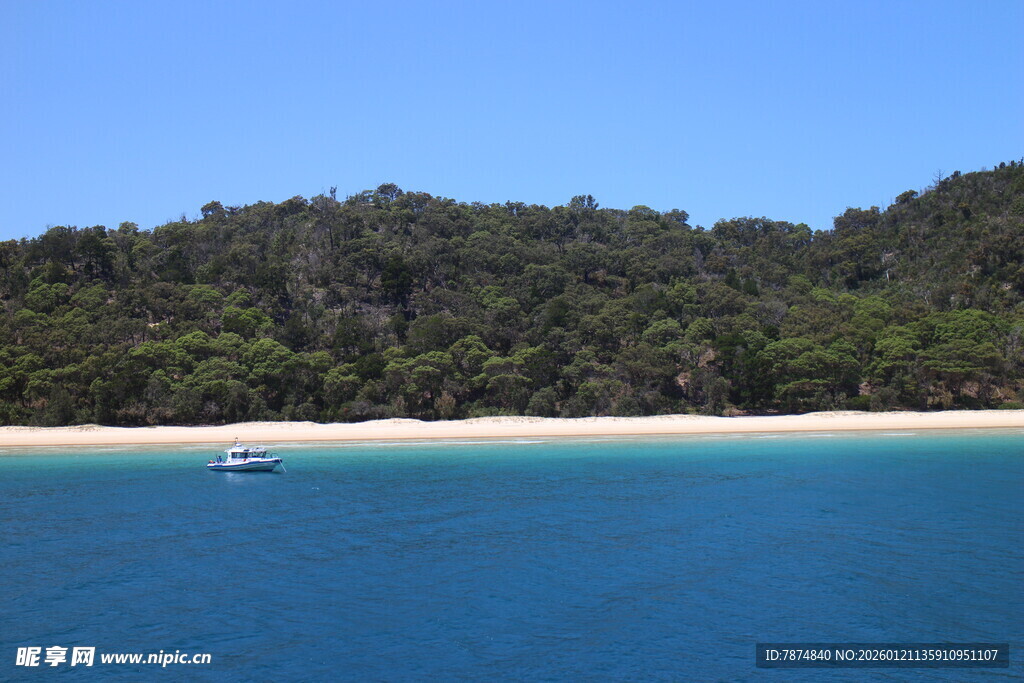 碧海蓝天中的静谧海岸
