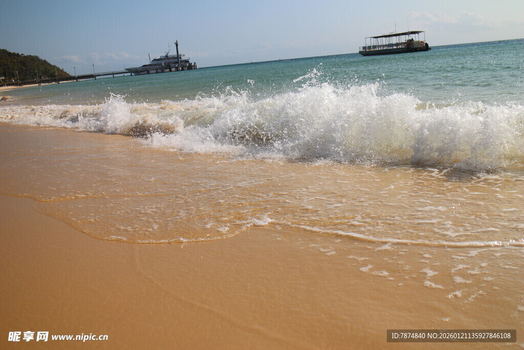 金色沙滩海浪与远海之景