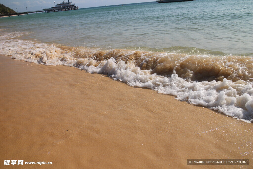 金色沙滩上的海浪