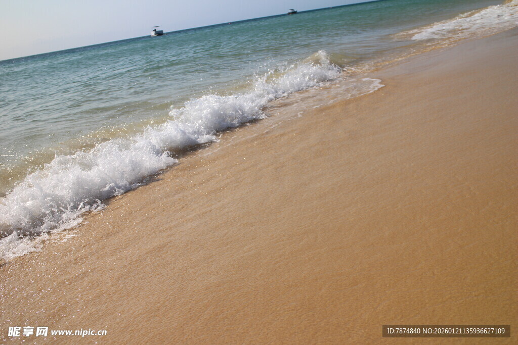 金色沙滩海浪轻拍