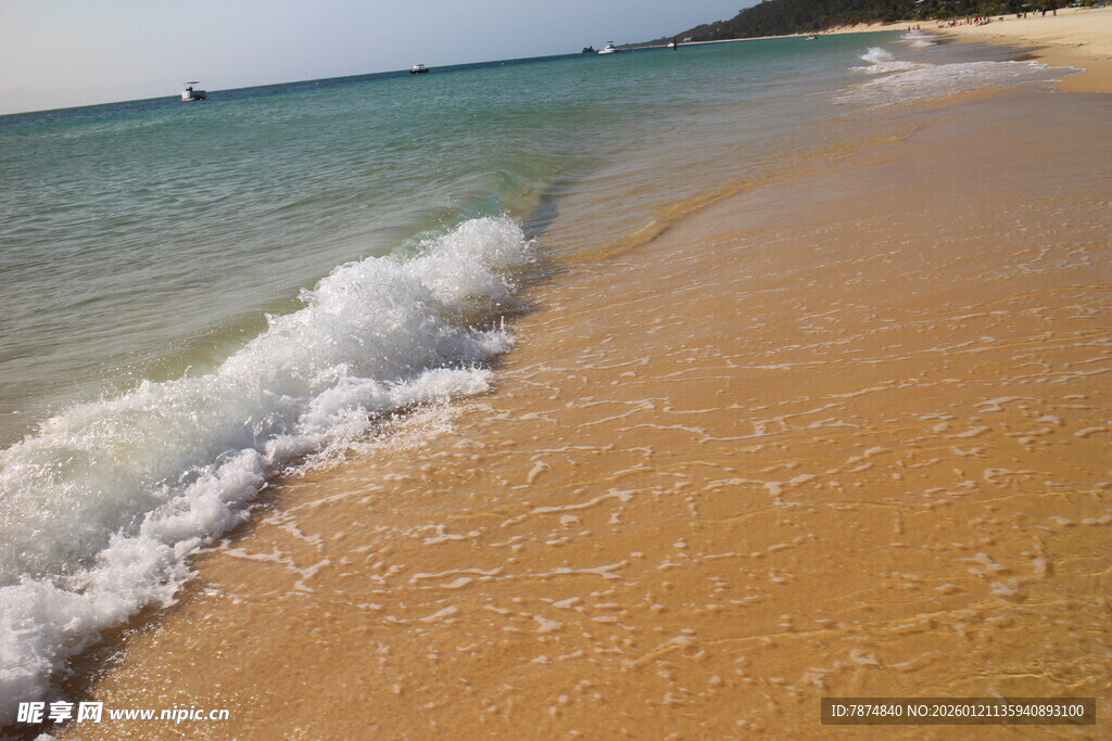 海浪轻拍沙滩的美丽景致
