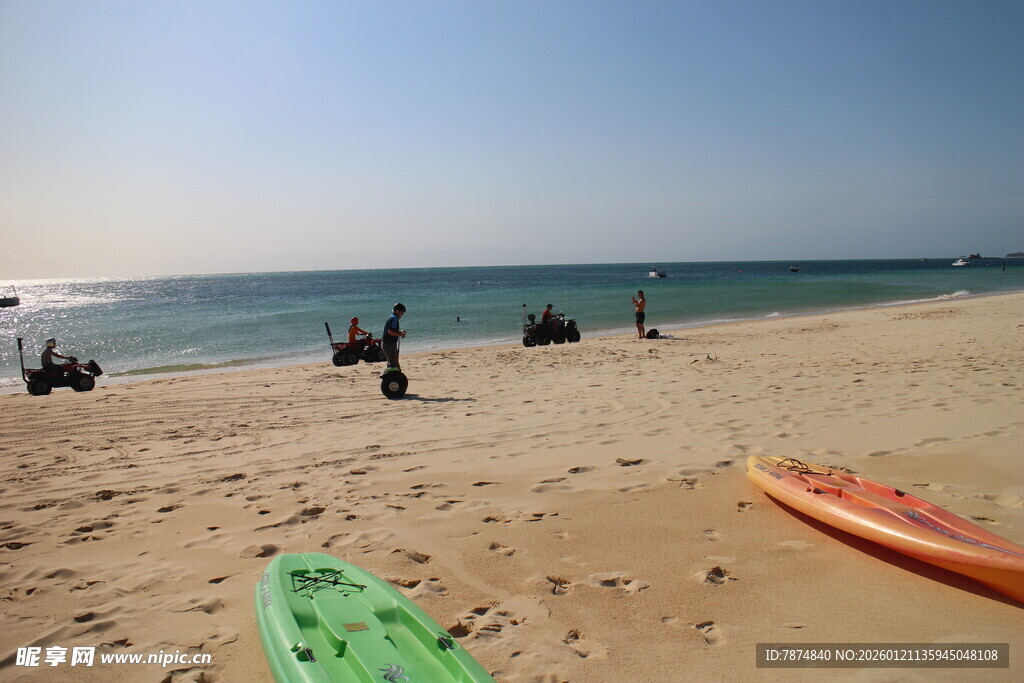 沙滩上的休闲与水上活动