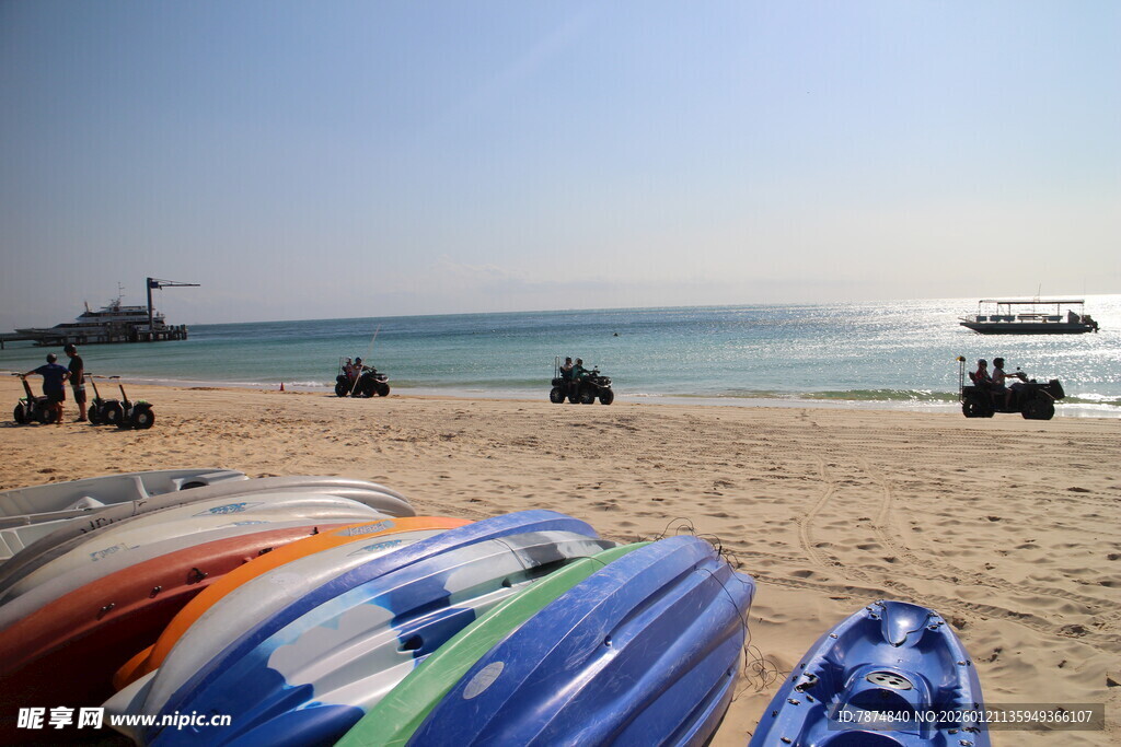 沙滩上多彩皮划艇与海景
