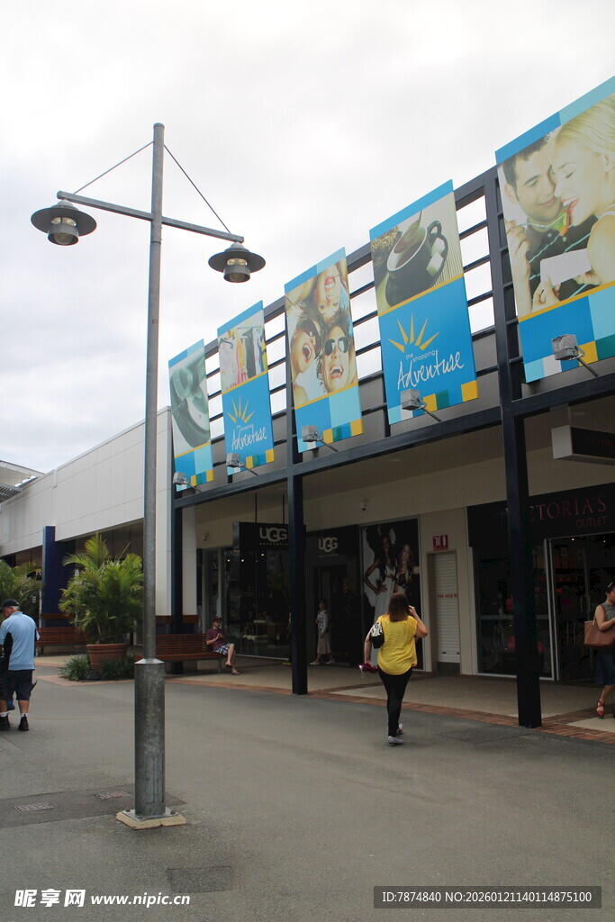 城市街道行人与特色建筑