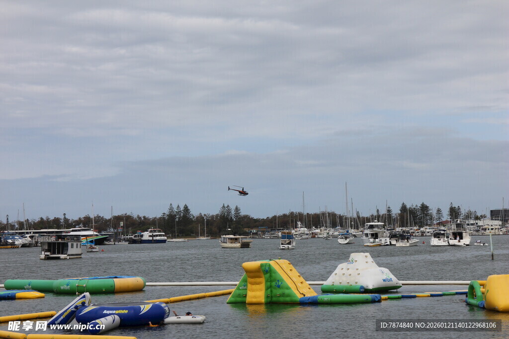 海滨码头的多彩水上设施