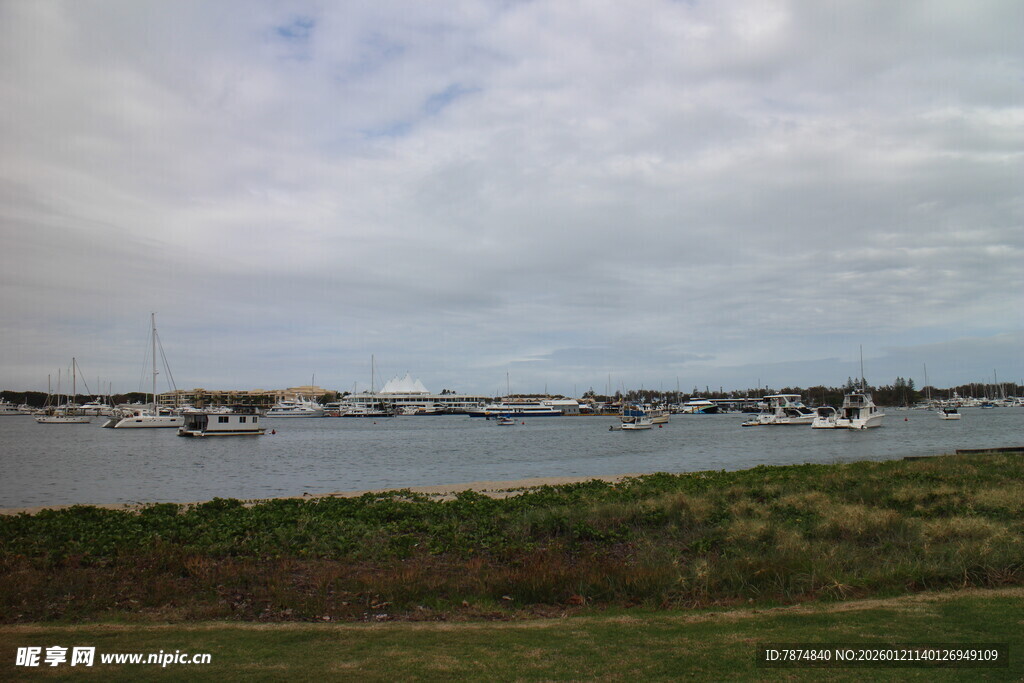 海滨风光 停泊船只的宁静水域