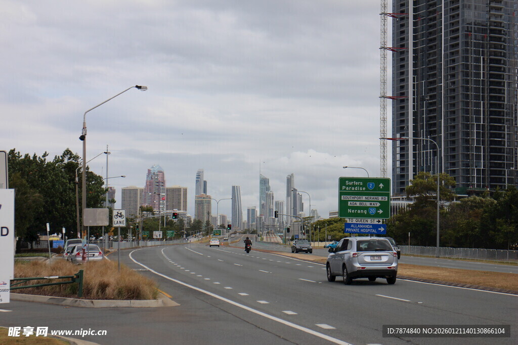 城市道路上的车辆与高楼