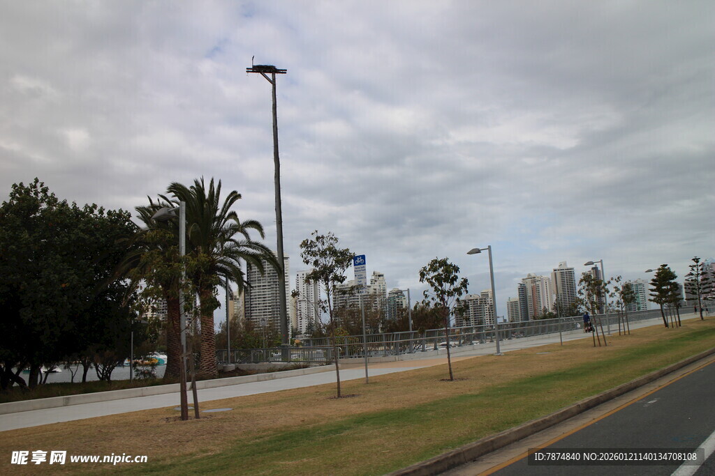 城市道路旁的开阔风景