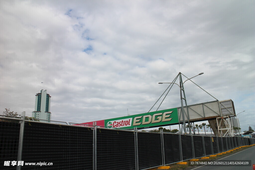 户外广告牌与围栏场景