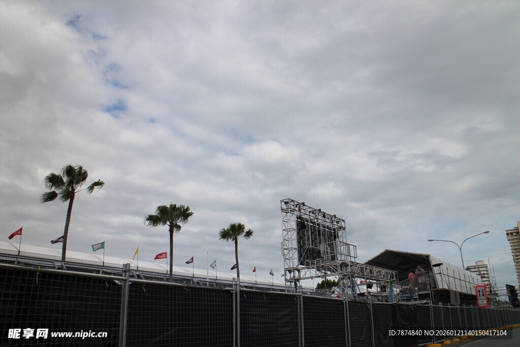 户外场景下的围栏与棕榈树