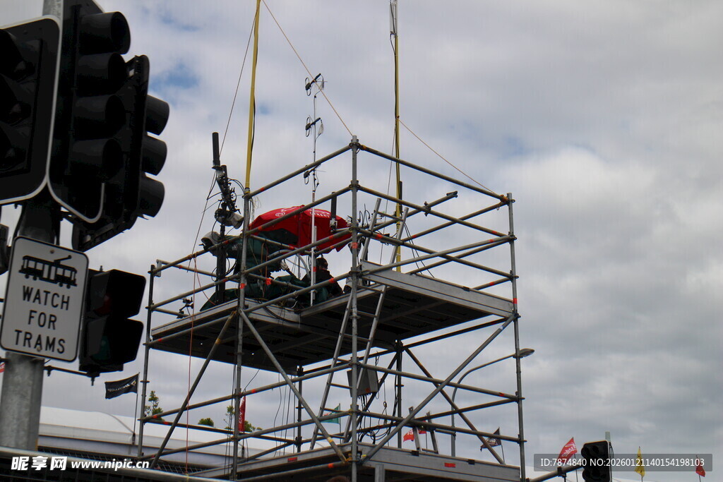 工人搭建舞台灯光架