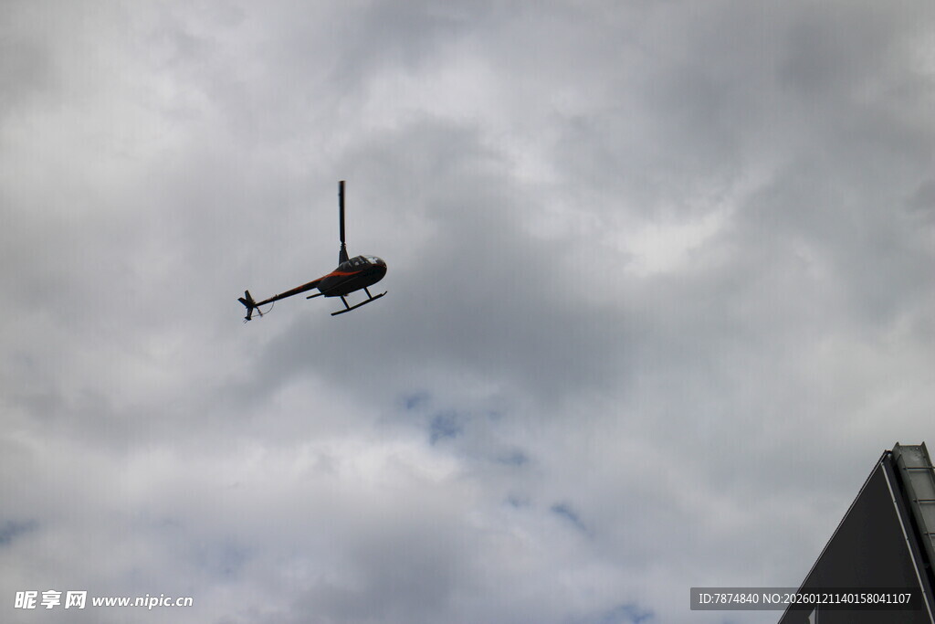 空中飞行的直升机