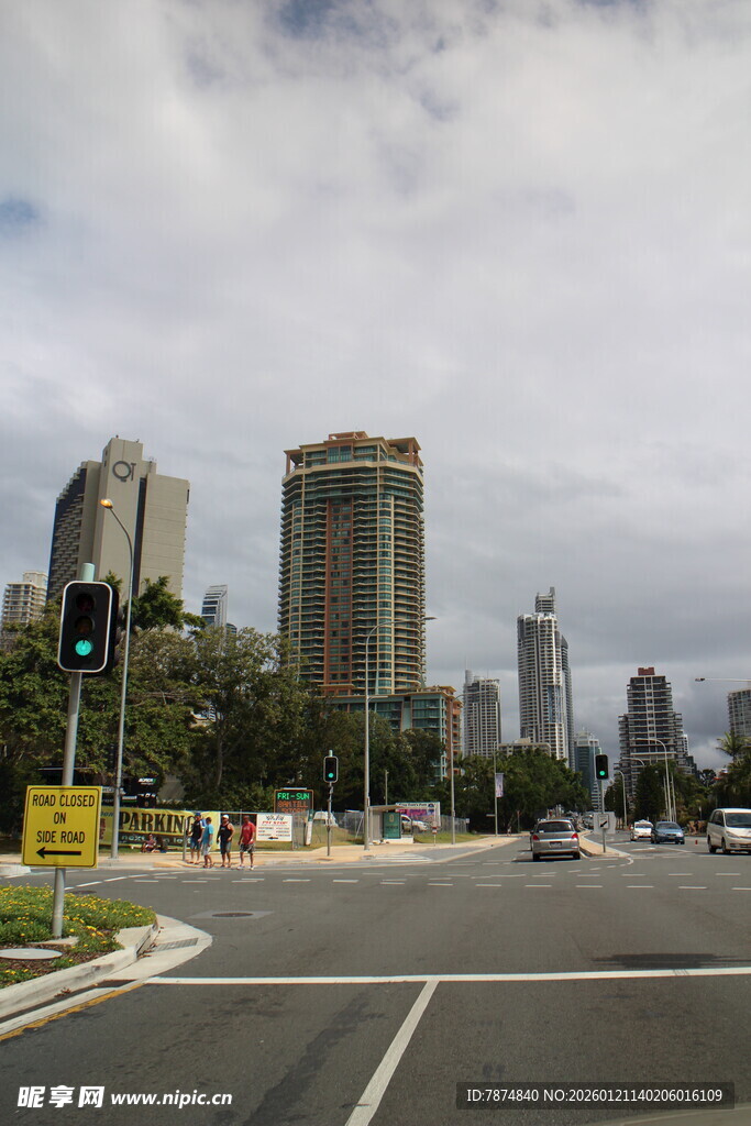 城市街道与高楼景观