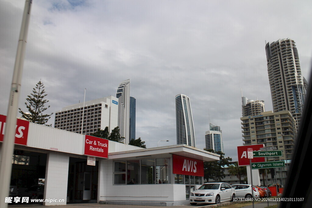 城市加油站与高楼景观