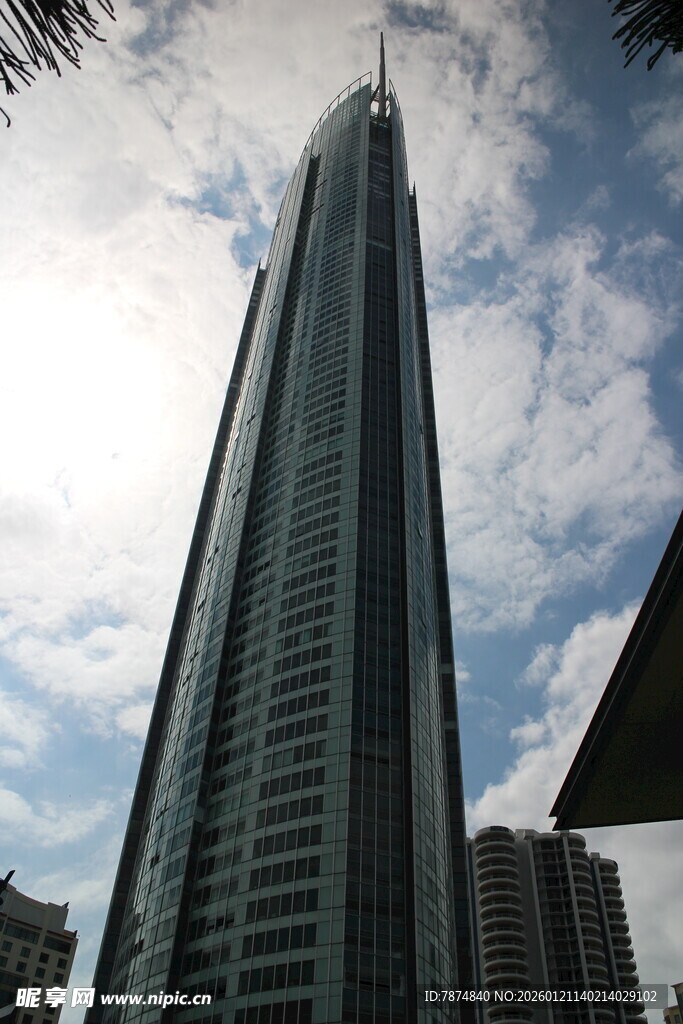 摩天大楼耸立于蓝天白云下