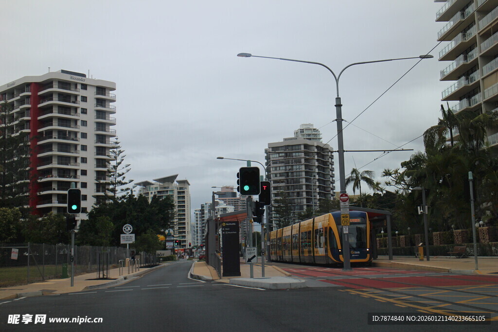 城市街道的交通与建筑景观