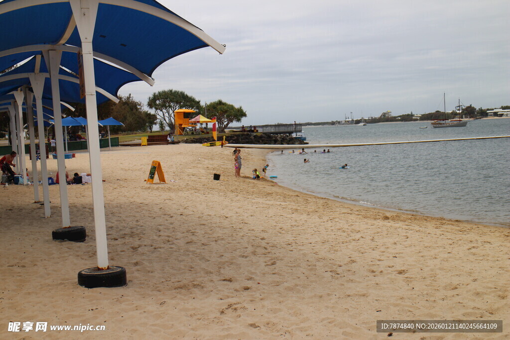 海滨沙滩遮阳伞休闲场景