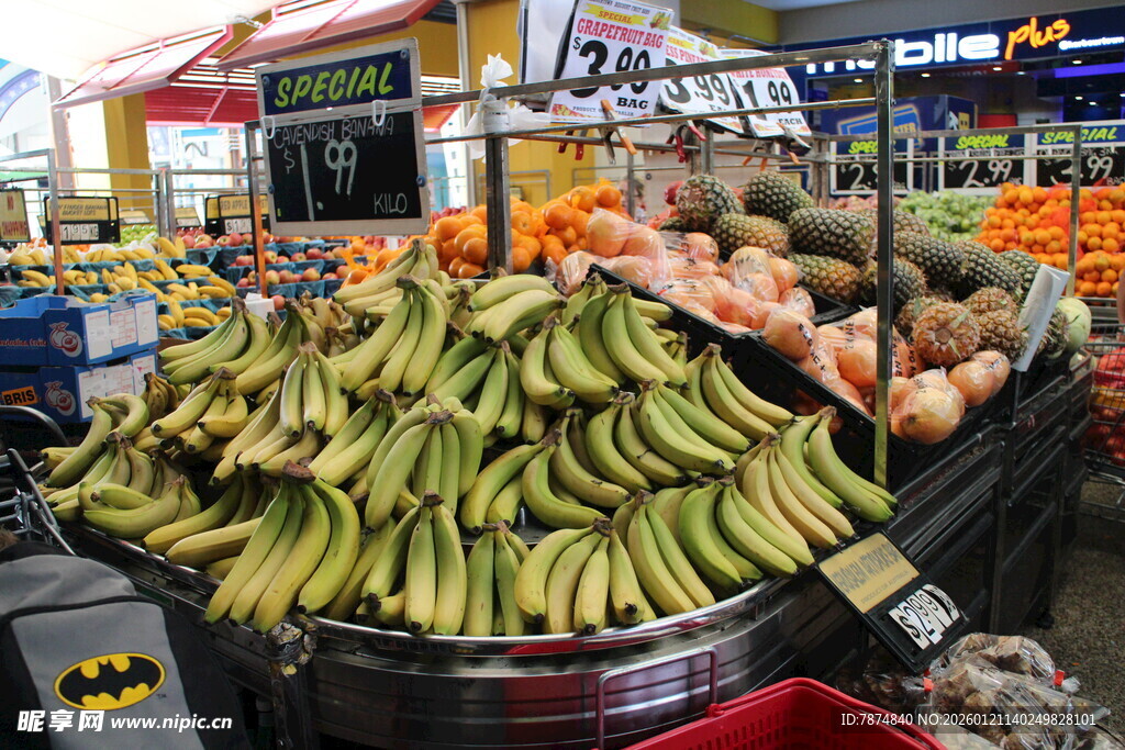 超市内摆放的新鲜香蕉