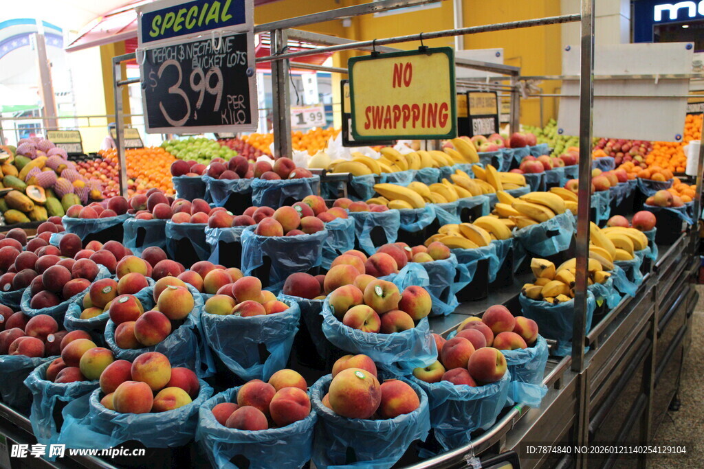 缤纷水果摆满摊位