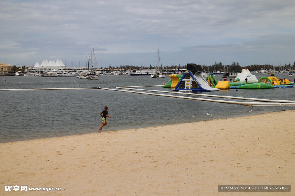 海滨沙滩上的休闲场景