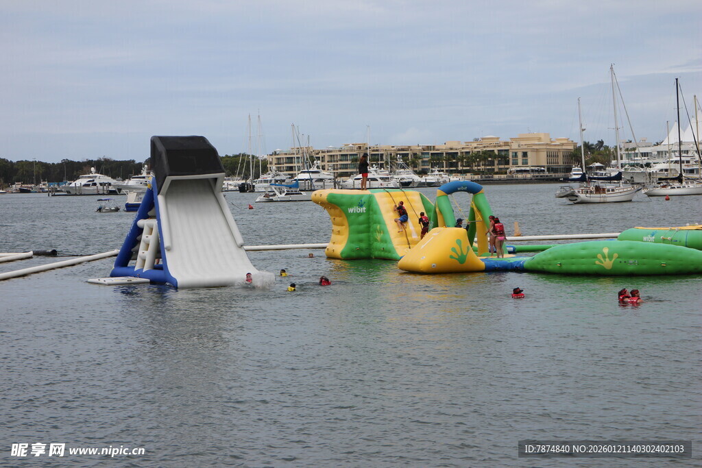水上充气游乐设施在湖面