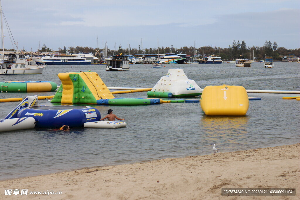 水上充气游乐设施在岸边