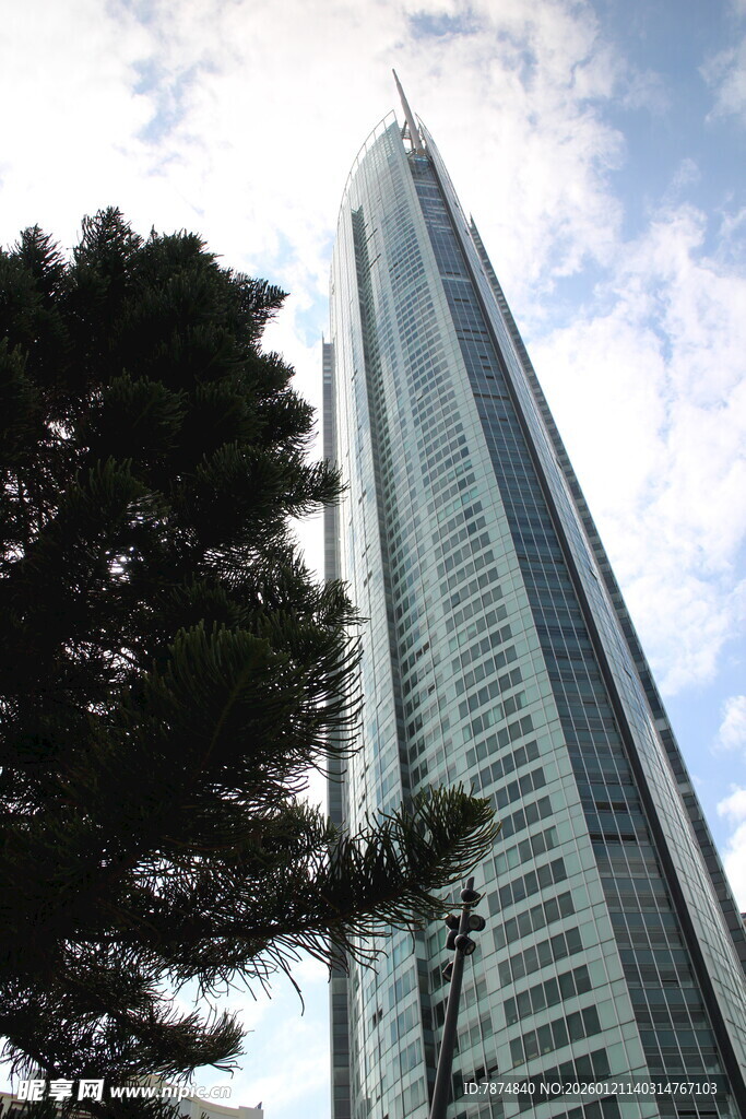 高耸入云的摩天大楼