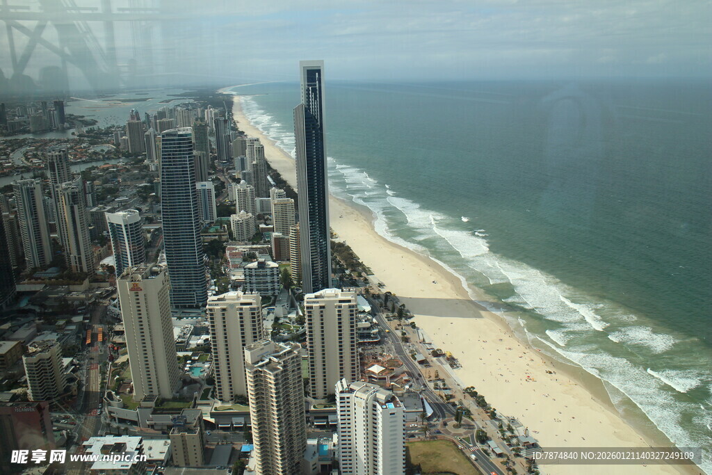 海滨城市高楼与沙滩景观