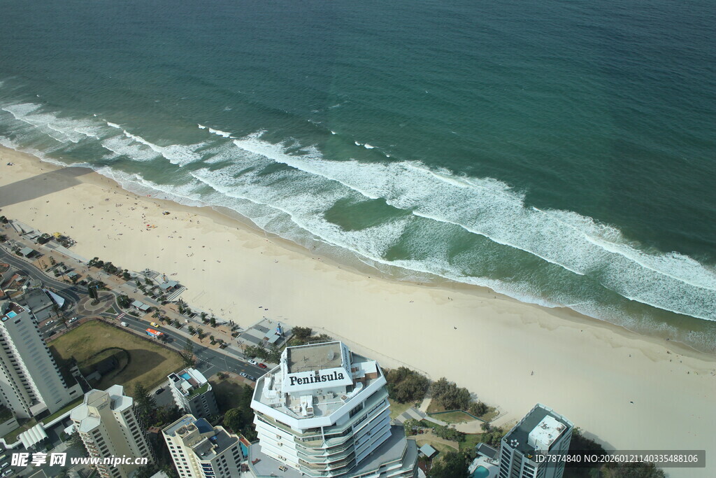 俯瞰城市旁的美丽海岸线