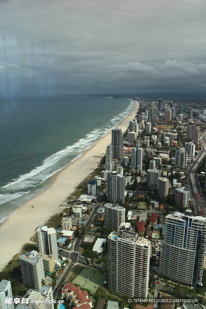 俯瞰繁华海滨城市景观