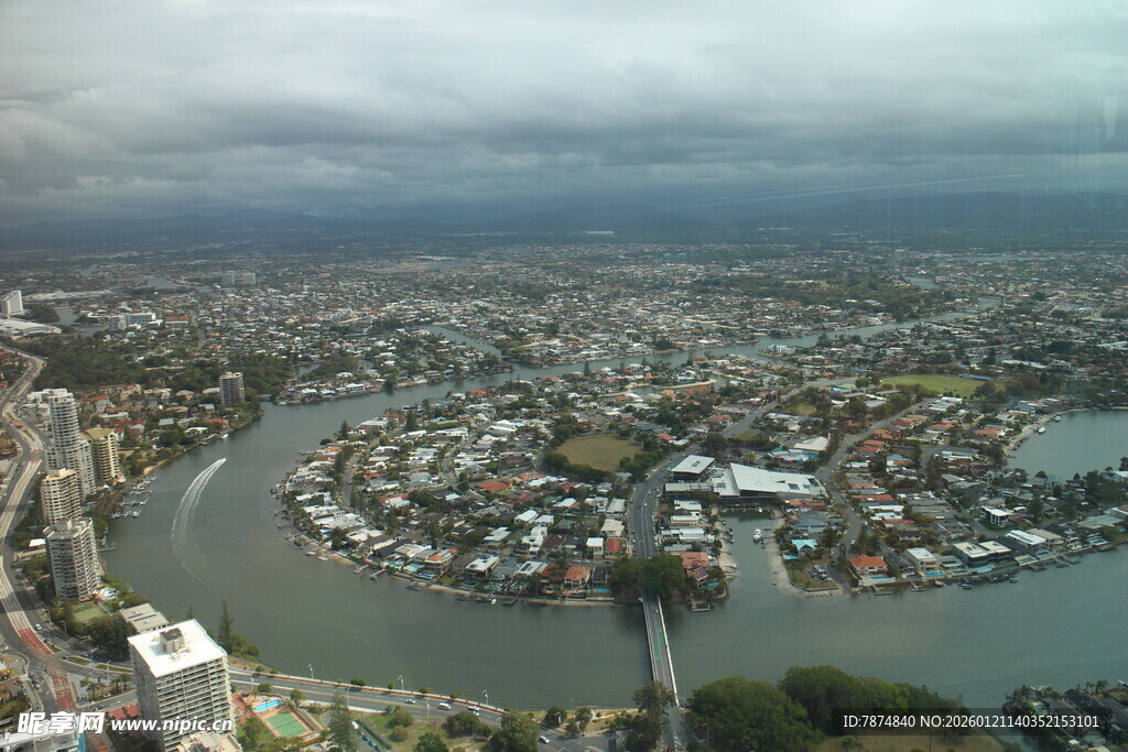 城市河畔鸟瞰景观