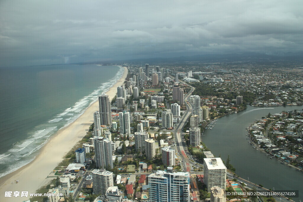 俯瞰繁华的海滨城市景观