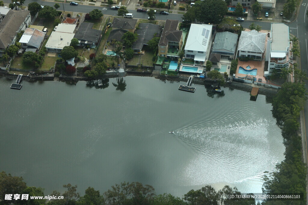 俯瞰滨水城镇景观