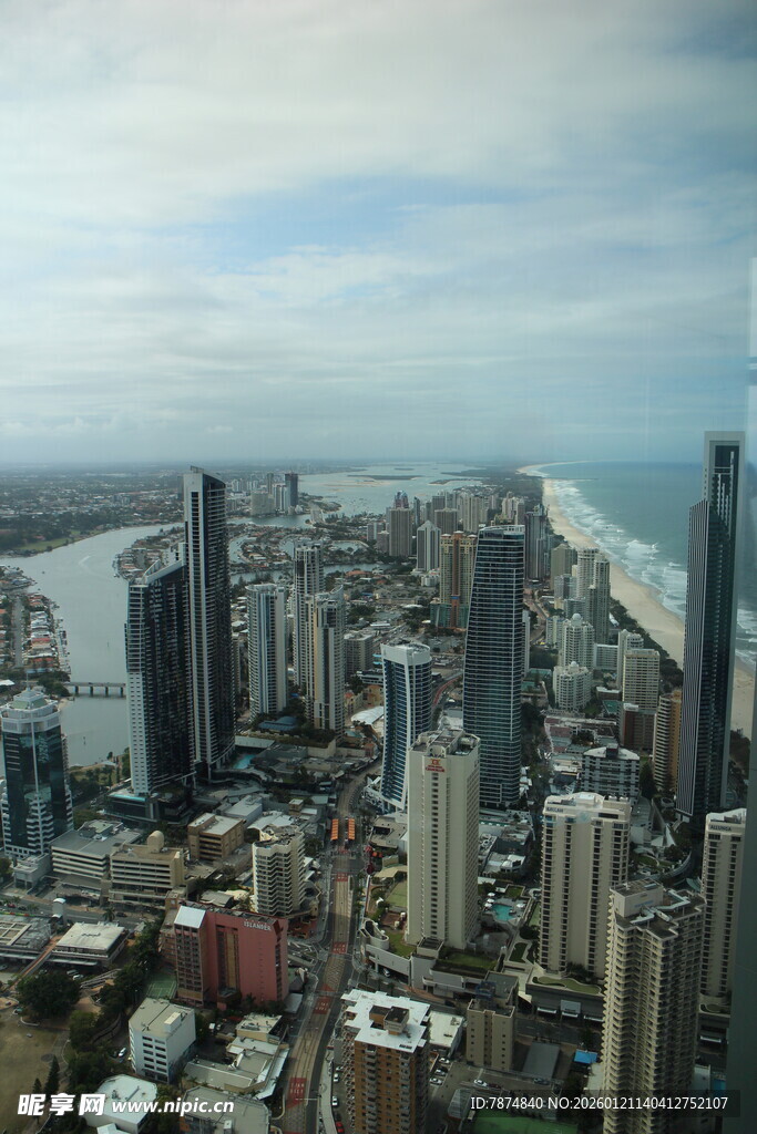 俯瞰城市与海岸景观