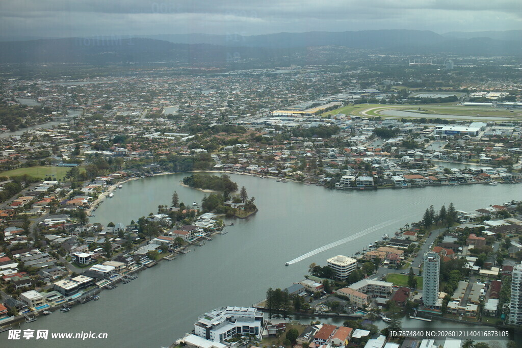 城市河畔鸟瞰景观