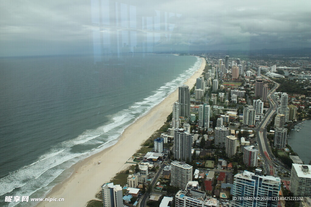 俯瞰城市与海滨美景