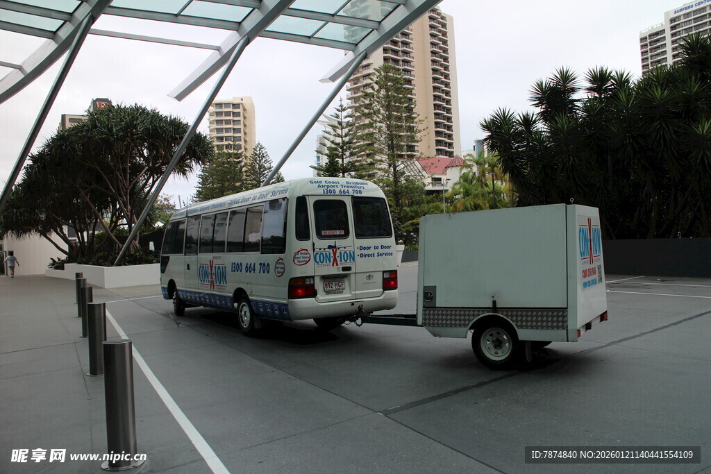 道路上的拖车与被拖车辆