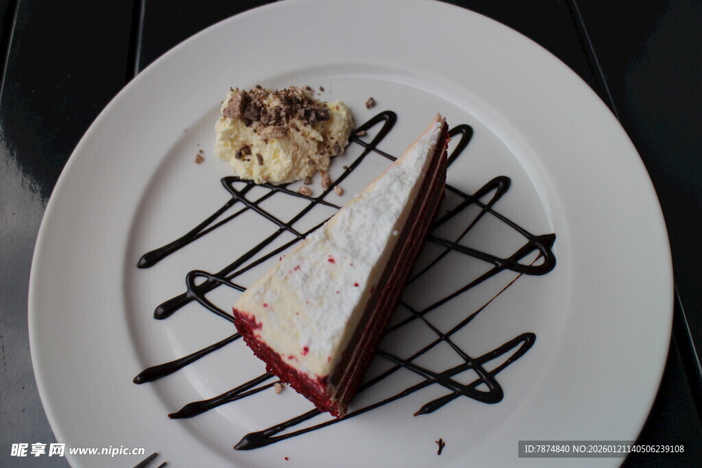 美味芝士蛋糕配巧克力酱