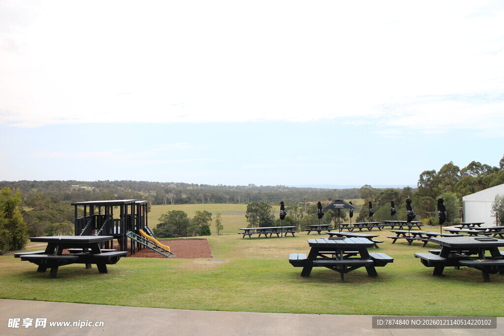 户外草地休闲露营场景