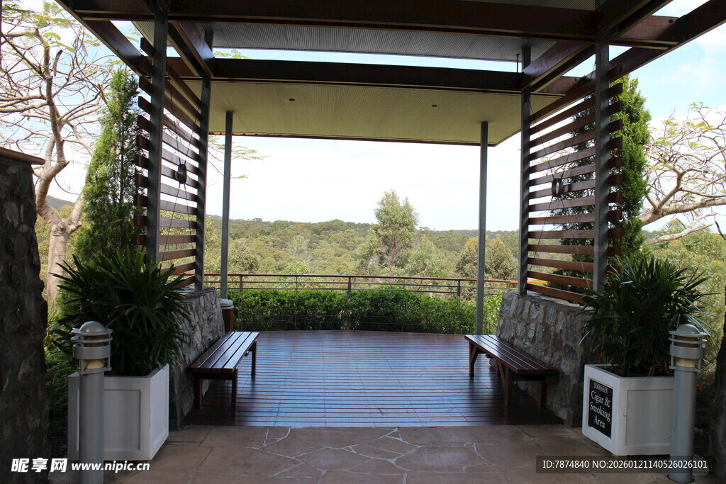 户外木质凉亭休憩空间