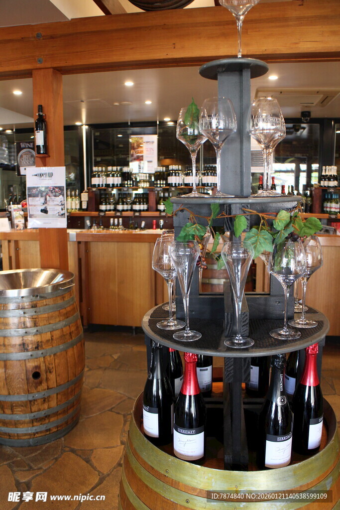 酒窖内的精美葡萄酒陈列