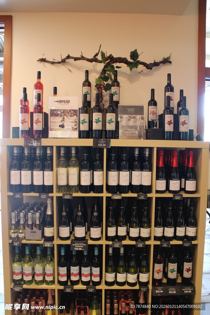 摆满美酒的酒架