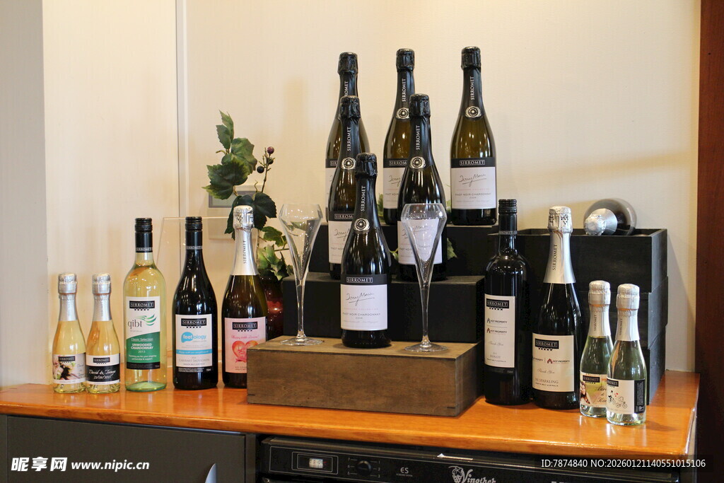 多样葡萄酒陈列展示