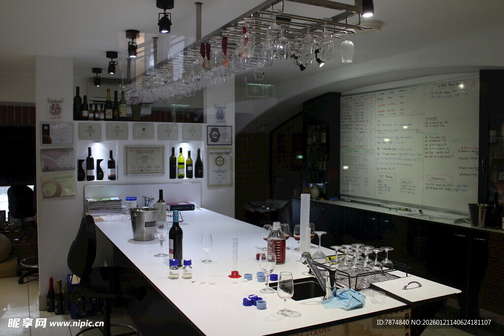 现代风客厅中的长桌与装饰