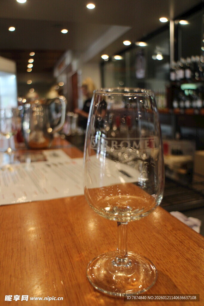 餐厅内的精致高脚酒杯