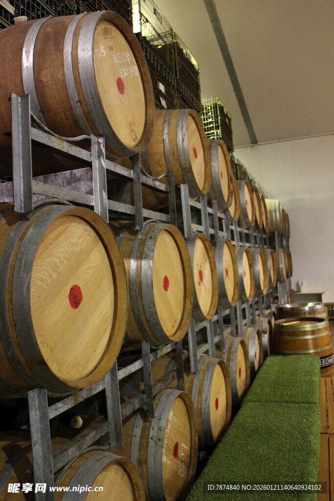 酒窖中的橡木酒桶陈列